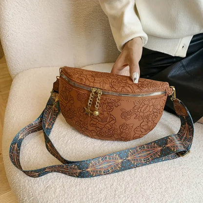 フィロメナ エンボス加工チャーム付き 本革クロスボディバッグ