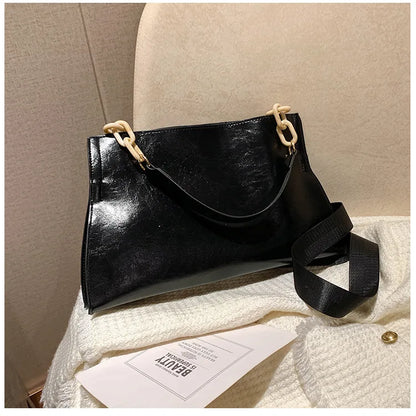 やわらか本革の広々としたショルダーバッグ
