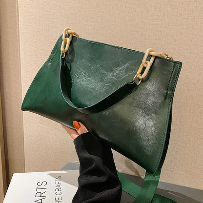 やわらか本革の広々としたショルダーバッグ