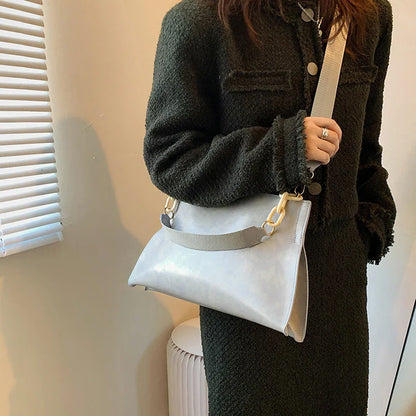 やわらか本革の広々としたショルダーバッグ