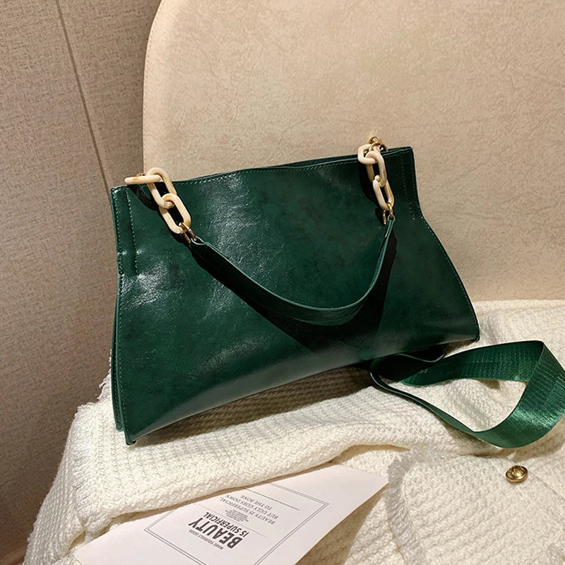 やわらか本革の広々としたショルダーバッグ