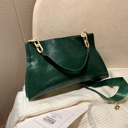 やわらか本革の広々としたショルダーバッグ